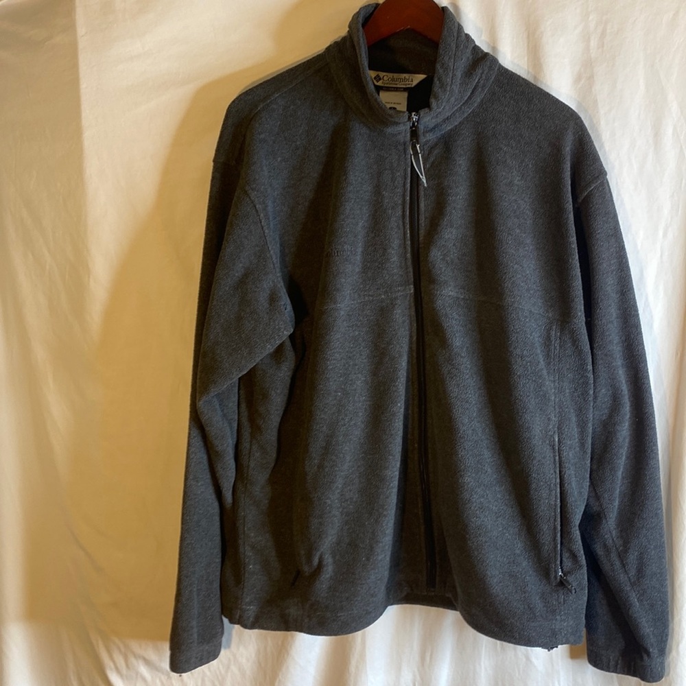 Men’s Columbia zip up fleece coat size L.